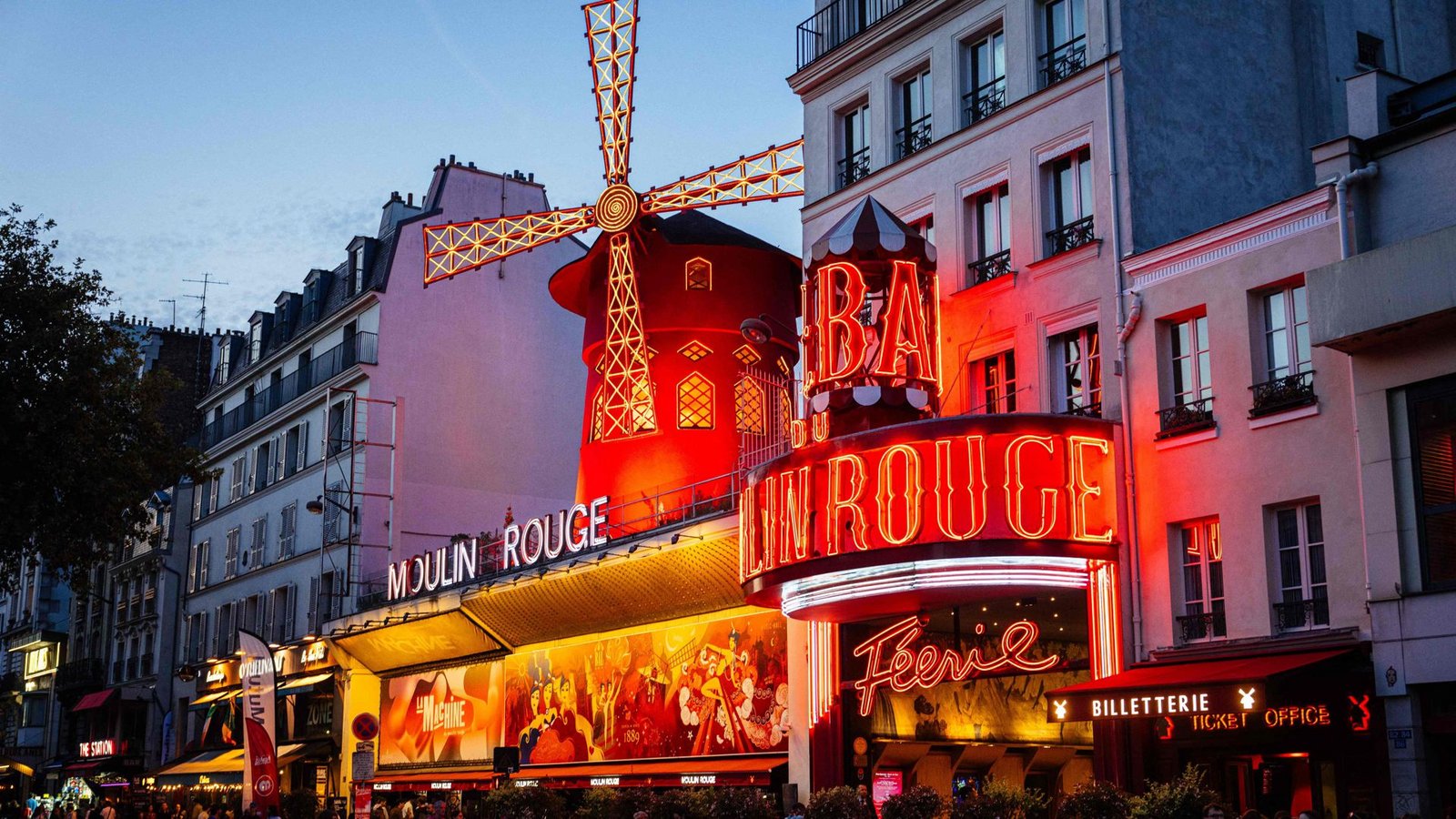 Die Flügel des Moulin Rouge, einer berühmten Pariser Sehenswürdigkeit, stürzten in der Nacht zum Donnerstag ein (Archivfoto).Foto: AFP/DIMITAR DILKOFF