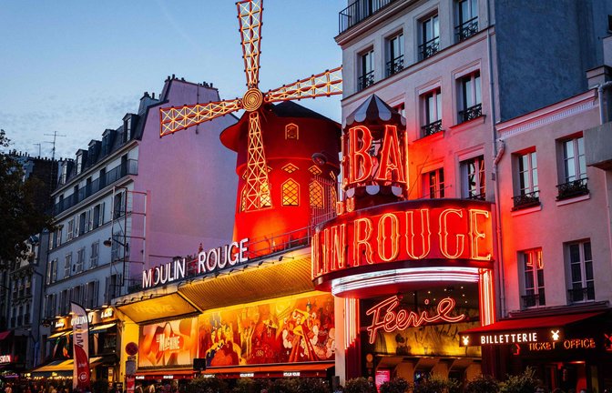 Die Flügel des Moulin Rouge, einer berühmten Pariser Sehenswürdigkeit, stürzten in der Nacht zum Donnerstag ein (Archivfoto).<span class='image-autor'>Foto: AFP/DIMITAR DILKOFF</span>