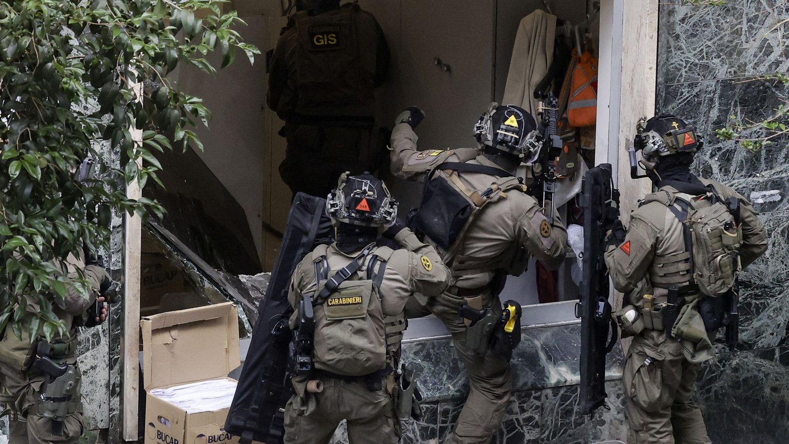 Eine Spezialeinheit der Carabinieri stürmt während eines Überfalls eine Bank in Neapel.Foto: Salvatore Laporta/Kontrolab/IPA via ZUMA Press/dpa