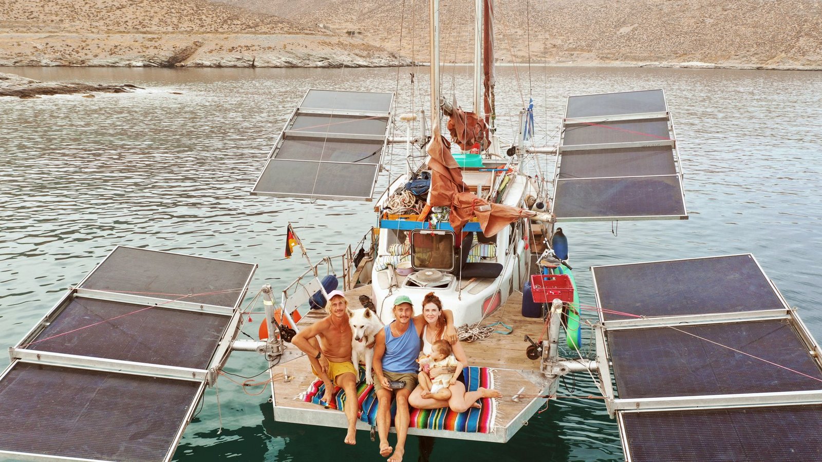 Alle an Bord: Hansen (li.) mit seinem weißen Schäferhund, Paul und Anna mit Momo.Foto: Hoepner und Hoepner