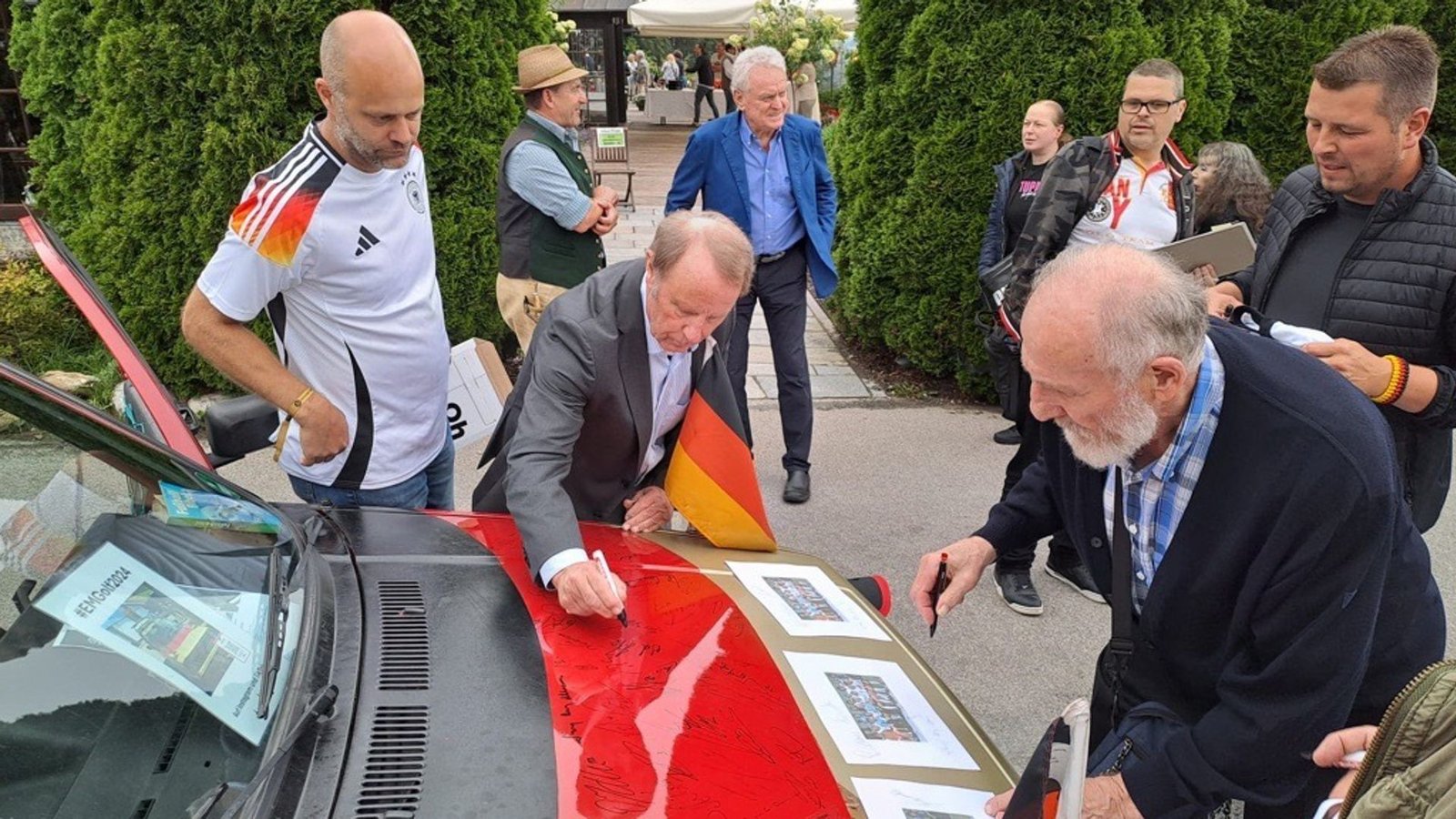 Berti Vogts und Georg Schwarzenbeck beim Unterschreiben.Foto: privat