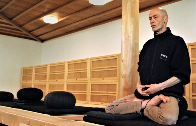 Für Dieter Plempe sind  Meditieren und das Lesen der alten Schriften des Buddhismus wesentliche Teile des Lebens.<span class='image-autor'>Foto: Uli Fricker</span>