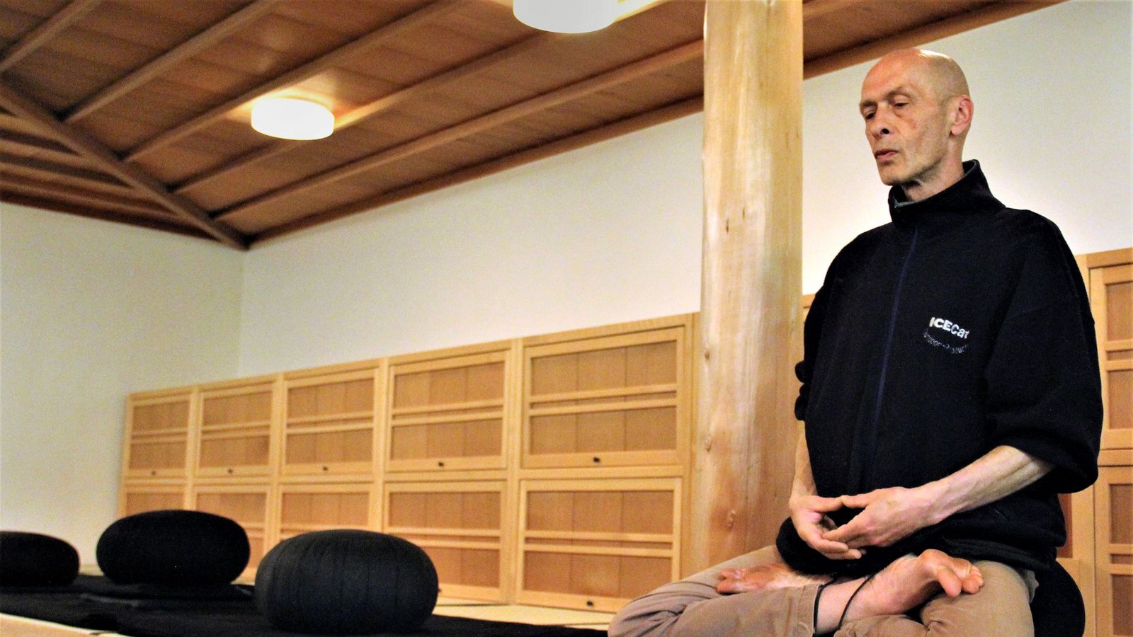 Für Dieter Plempe sind Meditieren und das Lesen der alten Schriften des Buddhismus wesentliche Teile des Lebens.Foto: Uli Fricker Für Dieter Plempe sind Meditieren und das Lesen der alten Schriften des Buddhismus wesentliche Teile des Lebens.Foto: Uli Fricker