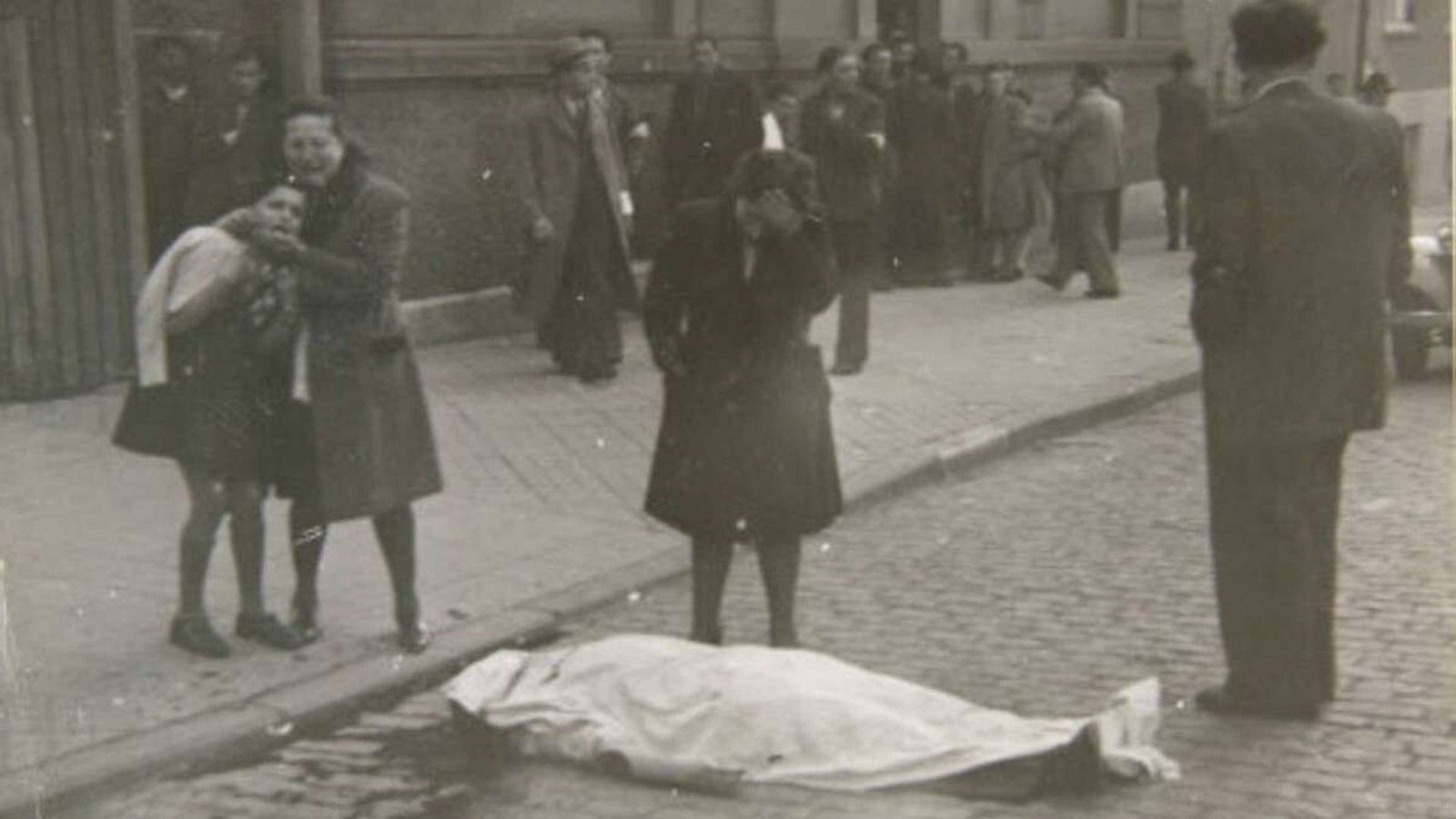 Stuttgart, Reinsburgstraße, 29. März 1946: Ein weißes Tuch liegt über der Leiche des erschossenen Shmuel DancygerFoto: Archiv des Jüdischen Museums Berlin Stuttgart, Reinsburgstraße, 29. März 1946: Ein weißes Tuch liegt über der Leiche des erschossenen Shmuel DancygerFoto: Archiv des Jüdischen Museums Berlin