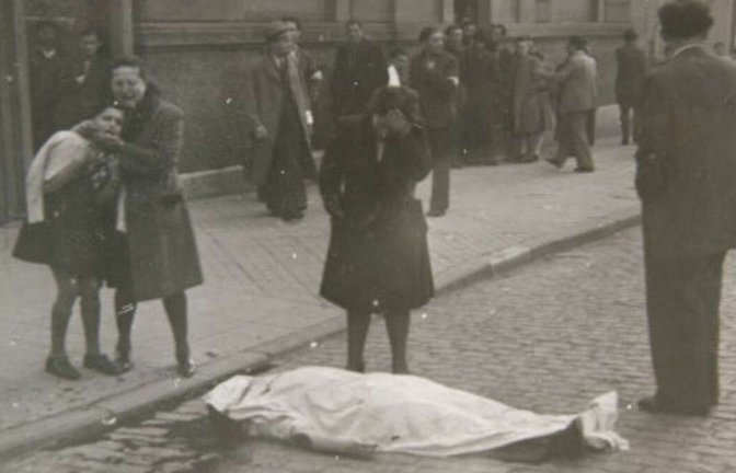 Stuttgart, Reinsburgstraße, 29. März 1946: Ein weißes Tuch liegt über der Leiche des erschossenen Shmuel Dancyger<span class='image-autor'>Foto: Archiv des Jüdischen Museums Berlin</span>