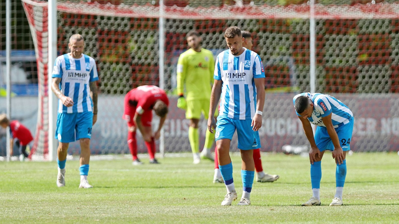 Abgekämpft und enttäuscht: Die Kickers-Spieler nach dem 2:2 beim FC GießenFoto: IMAGO/Oliver Vogler/IMAGO/Oliver Vogler Abgekämpft und enttäuscht: Die Kickers-Spieler nach dem 2:2 beim FC GießenFoto: IMAGO/Oliver Vogler/IMAGO/Oliver Vogler
