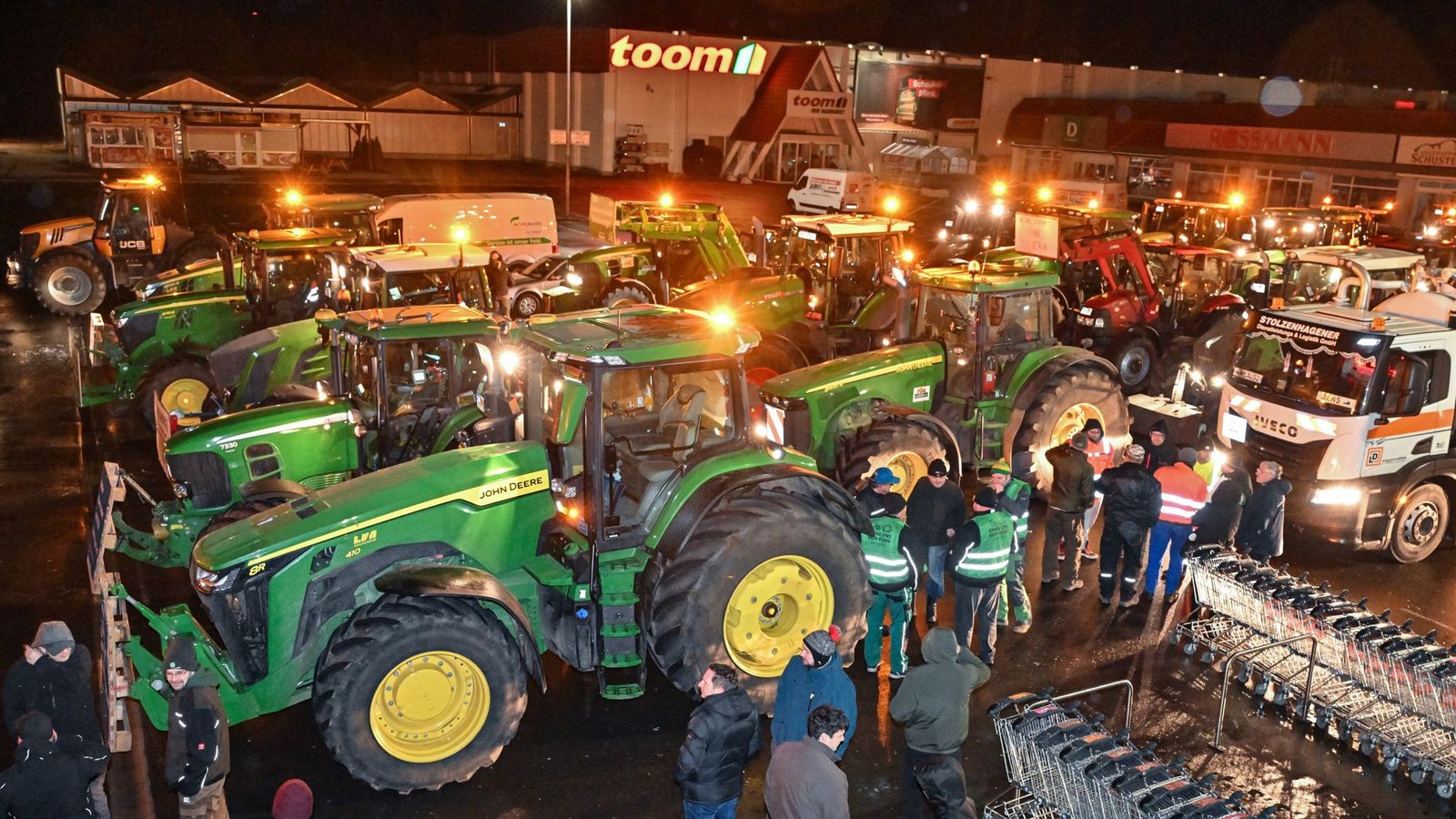 Die Bilder ähneln sich überall in Deutschland: Landwirte haben sich auf einem Parkplatz versammelt, um gegen die Beschlüsse der Bundesregierung zu demonstrieren.Foto: dpa/Patrick Pleul Die Bilder ähneln sich überall in Deutschland: Landwirte haben sich auf einem Parkplatz versammelt, um gegen die Beschlüsse der Bundesregierung zu demonstrieren.Foto: dpa/Patrick Pleul