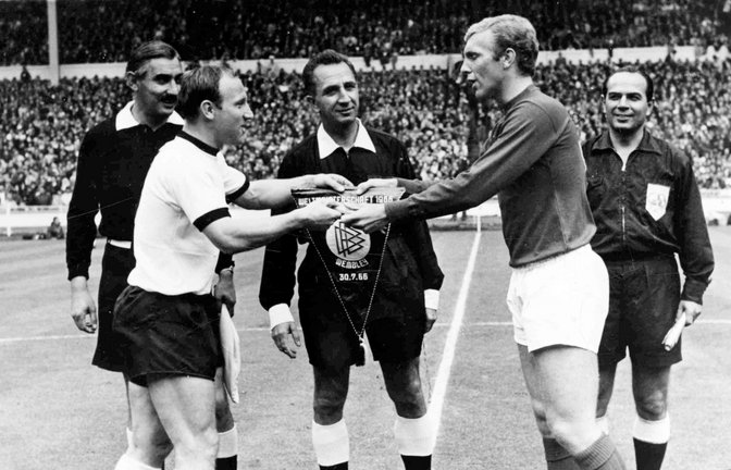 Uwe Seeler (l) und Englands Kapitän Bobby Moore vor dem WM-Finale 1966 in Wembley.<span class='image-autor'>Foto: Uncredited/BIPPA/dpa</span>