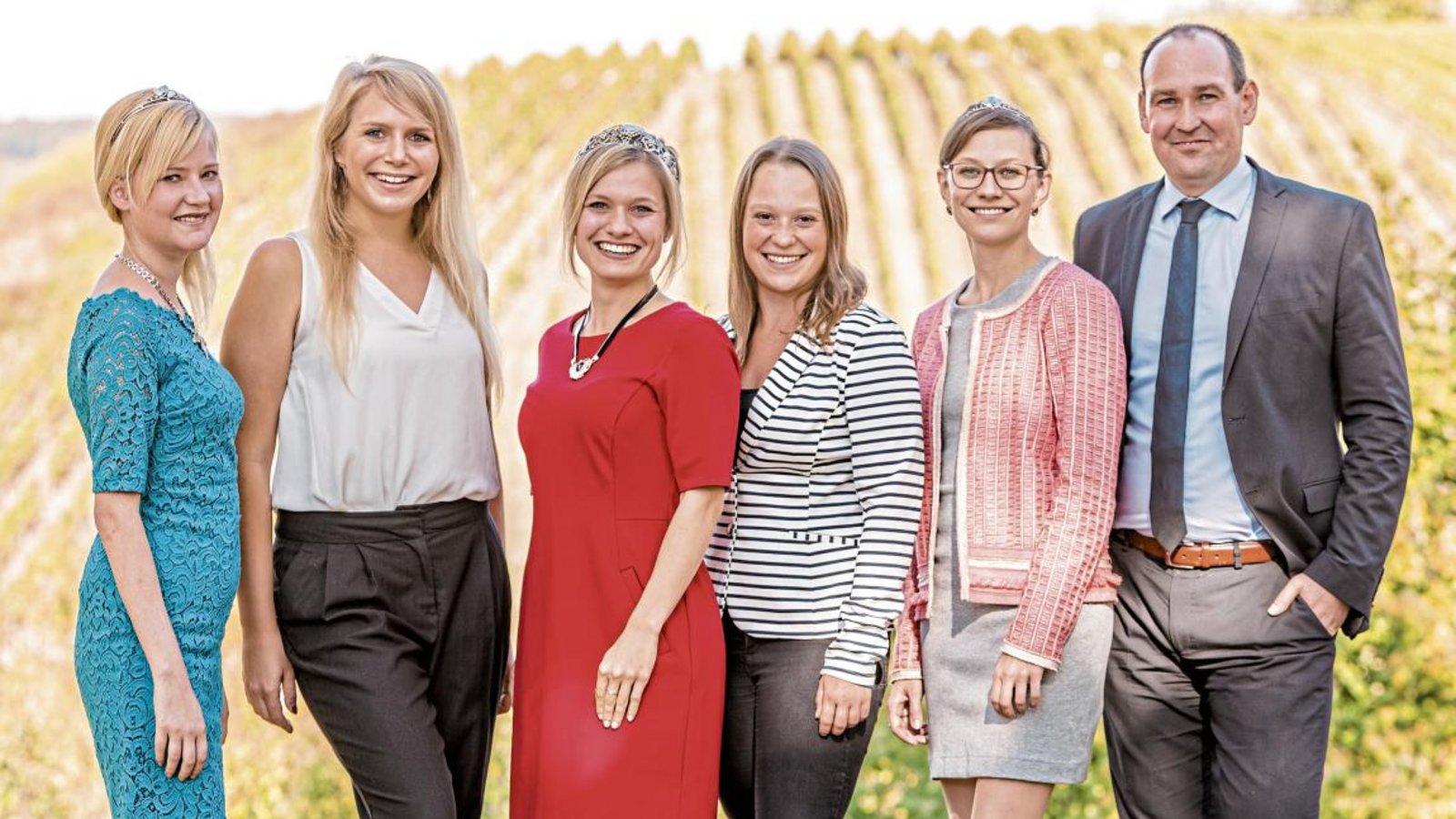 Die Nachfolgerinnen der Württemberger Weinhoheiten (Carolin Klöckner im roten Kleid, links Laura Iroueschek, Zweite von rechts Anja Off) werden am Nikolaustag gesucht. Auf dem Bild neben dem Neckarwestheimer Bürgermeister Jochen Winkler zwei Kandidatinnen: Julia Böcklen (Zweite von links) und Aliena Zischewski (Dritte von rechts). Foto: wvw