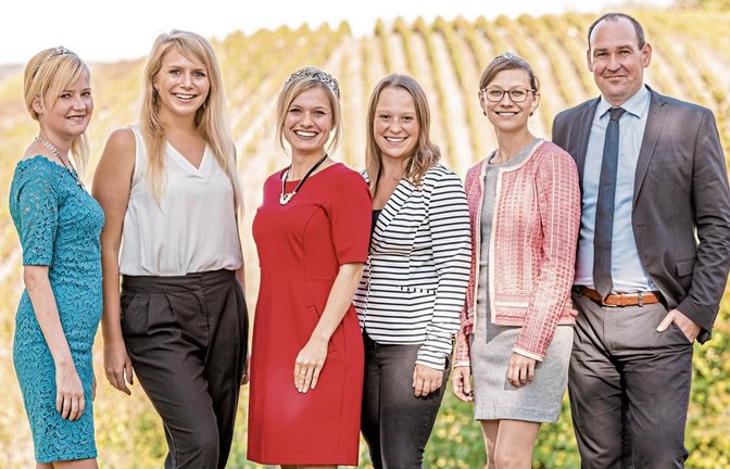 Die Nachfolgerinnen der Württemberger Weinhoheiten (Carolin Klöckner im roten Kleid, links Laura Iroueschek, Zweite von rechts Anja Off) werden am Nikolaustag gesucht. Auf dem Bild neben dem Neckarwestheimer Bürgermeister Jochen Winkler zwei Kandidatinnen: Julia Böcklen (Zweite von links) und Aliena Zischewski (Dritte von rechts). Foto: wvw