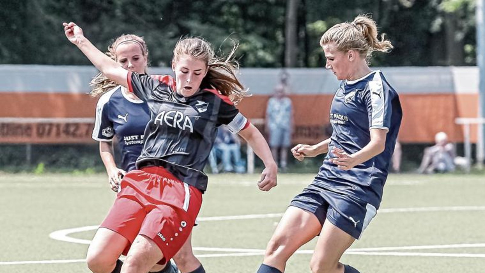 Kerstin Englert (links vorne), die Spielführerin des SV Horrheim, will ihre Mannschaftskameradinnen am Sonntag zum Sieg gegen den TSV Ludwigsburg führen. Foto: Simecek