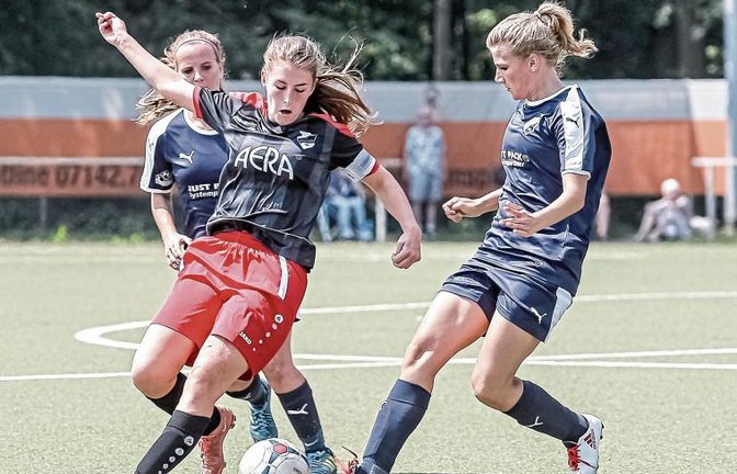 Kerstin Englert (links vorne), die Spielführerin des SV Horrheim, will ihre Mannschaftskameradinnen am Sonntag zum Sieg gegen den TSV Ludwigsburg führen. Foto: Simecek