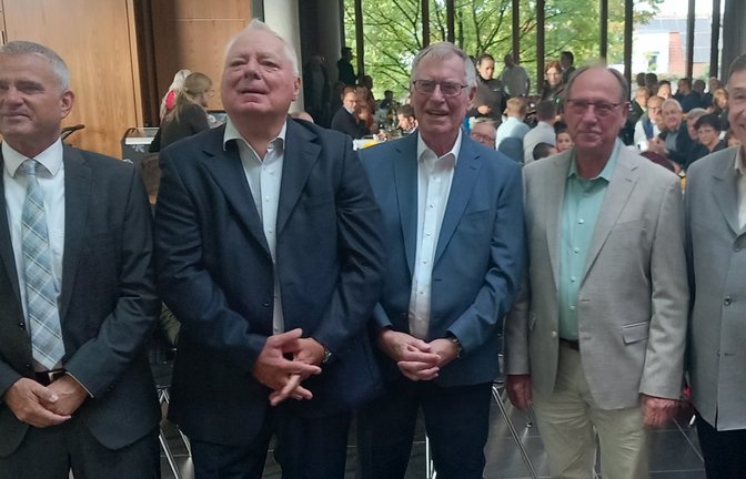 Feiern gemeinsam mit allen Wehrangehörigen das 50-jährige Bestehen der Freiwilligen Feuerwehr Sachsenheim (von links): Bürgermeister Holger Albrich, seine Amtsvorgänger Horst Fiedler und Andreas Stein, der frühere Stadtkommandant Peter Henger, der Vorsitzende des Kreisfeuerwehrverbands Klaus Haug und der aktuelle Stadtkommandant Philipp Rousta.  <span class='image-autor'>Foto: Glemser</span>