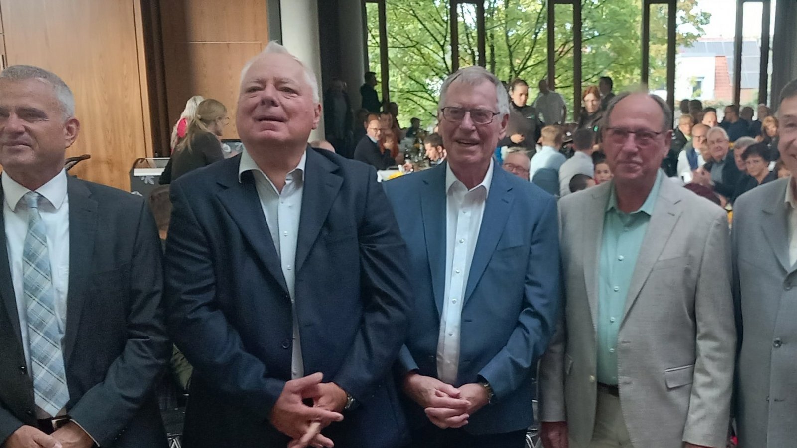 Feiern gemeinsam mit allen Wehrangehörigen das 50-jährige Bestehen der Freiwilligen Feuerwehr Sachsenheim (von links): Bürgermeister Holger Albrich, seine Amtsvorgänger Horst Fiedler und Andreas Stein, der frühere Stadtkommandant Peter Henger, der Vorsitzende des Kreisfeuerwehrverbands Klaus Haug und der aktuelle Stadtkommandant Philipp Rousta. Foto: Glemser Feiern gemeinsam mit allen Wehrangehörigen das 50-jährige Bestehen der Freiwilligen Feuerwehr Sachsenheim (von links): Bürgermeister Holger Albrich, seine Amtsvorgänger Horst Fiedler und Andreas Stein, der frühere Stadtkommandant Peter Henger, der Vorsitzende des Kreisfeuerwehrverbands Klaus Haug und der aktuelle Stadtkommandant Philipp Rousta. Foto: Glemser