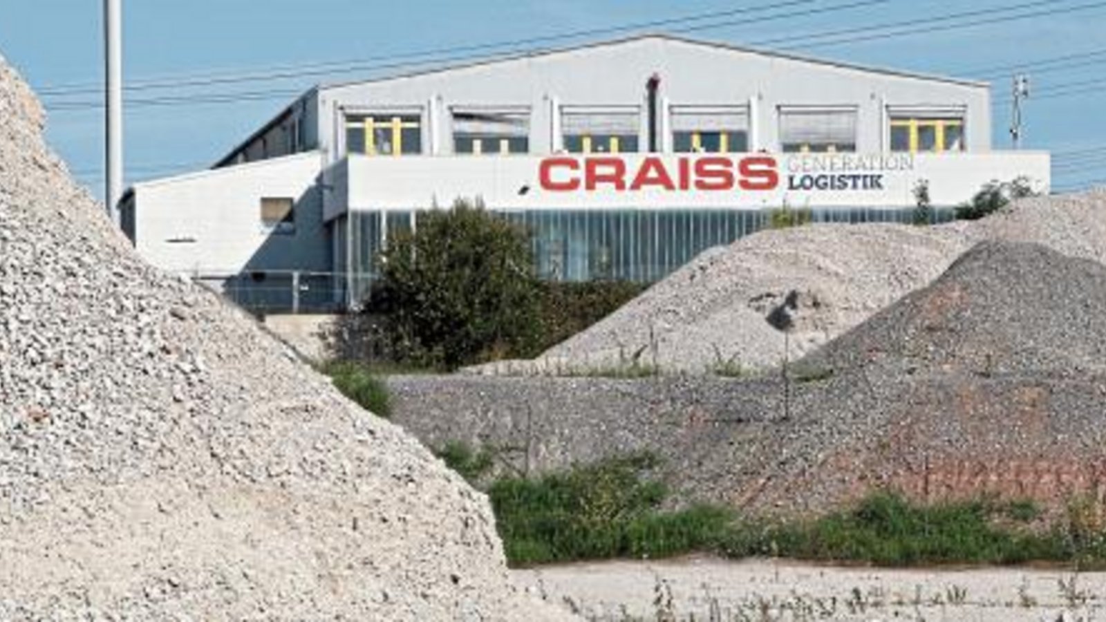 Halb versteckt hinter Abraumhalden vom Abriss des Mühlacker Ziegelwerks: Die Spedition Craiss, die ihren Standort auf der Industriebrache erweitern möchte – in dann direkter Nachbarschaft zu einer neuen Wohnsiedlung. Foto: Kollros Halb versteckt hinter Abraumhalden vom Abriss des Mühlacker Ziegelwerks: Die Spedition Craiss, die ihren Standort auf der Industriebrache erweitern möchte – in dann direkter Nachbarschaft zu einer neuen Wohnsiedlung. Foto: Kollros