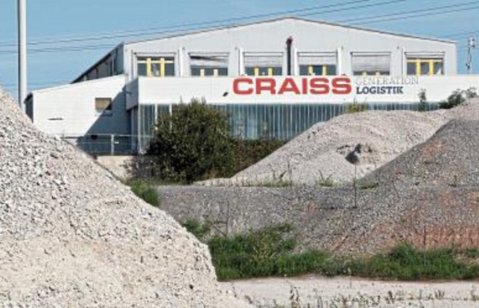 Halb versteckt hinter Abraumhalden vom Abriss des Mühlacker Ziegelwerks: Die Spedition Craiss, die ihren Standort auf der Industriebrache erweitern möchte – in dann direkter Nachbarschaft zu einer neuen Wohnsiedlung. Foto: Kollros