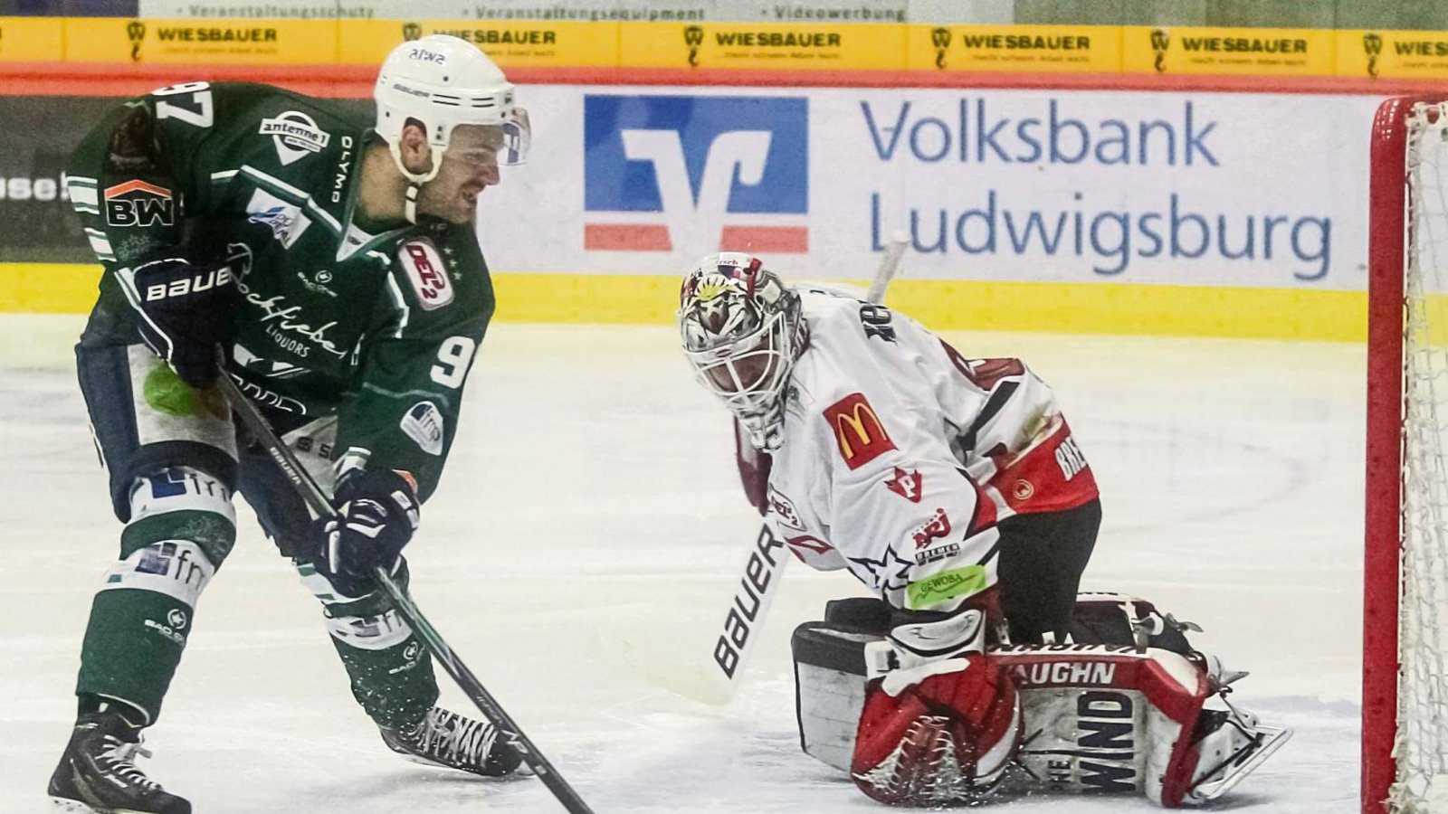 Frederik Cabana (links) legt den Puck an Bremerhavens Goalie Gerald Kühn vorbei ins Netz. Foto: Simecek