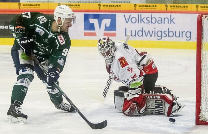 Frederik Cabana (links) legt den Puck an Bremerhavens Goalie Gerald Kühn vorbei ins Netz. Foto: Simecek