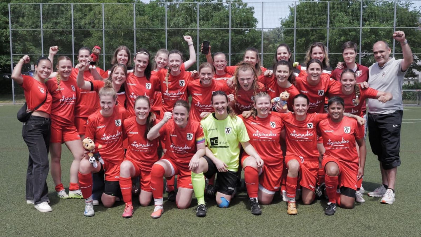 Nach einer sehr, sehr langen Zeit gelang dem Frauenteam der Sportvg Feuerbach um Kapitänin Greta Haaks endlich die Rückkehr in die Landesliga. Was es natürlich auch den drei Biber-Maskottchen Erni, Hugo und Bob zu verdanken hat, die es ebenfalls aufs Mannschaftsfoto geschafft haben.Günter Bergmann Nach einer sehr, sehr langen Zeit gelang dem Frauenteam der Sportvg Feuerbach um Kapitänin Greta Haaks endlich die Rückkehr in die Landesliga. Was es natürlich auch den drei Biber-Maskottchen Erni, Hugo und Bob zu verdanken hat, die es ebenfalls aufs Mannschaftsfoto geschafft haben.Günter Bergmann