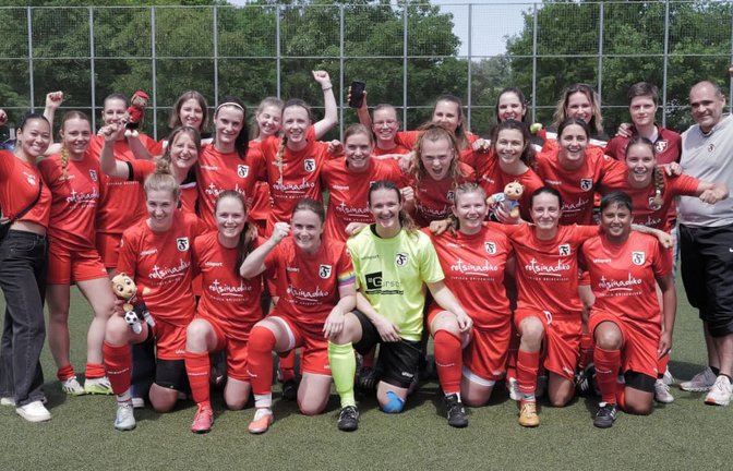 Nach einer sehr, sehr langen Zeit gelang dem Frauenteam der Sportvg Feuerbach um Kapitänin Greta Haaks endlich die Rückkehr in die Landesliga. Was es natürlich auch den drei Biber-Maskottchen Erni, Hugo und Bob zu verdanken hat, die es ebenfalls aufs Mannschaftsfoto geschafft haben.<span class='image-autor'>Günter Bergmann</span>