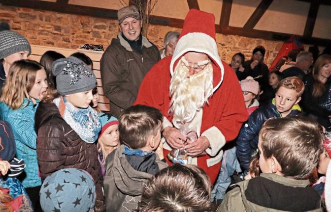 Der Nikolaus hatte in der Oberriexinger Kelter alle Hände voll zu tun.  Foto: Gergen