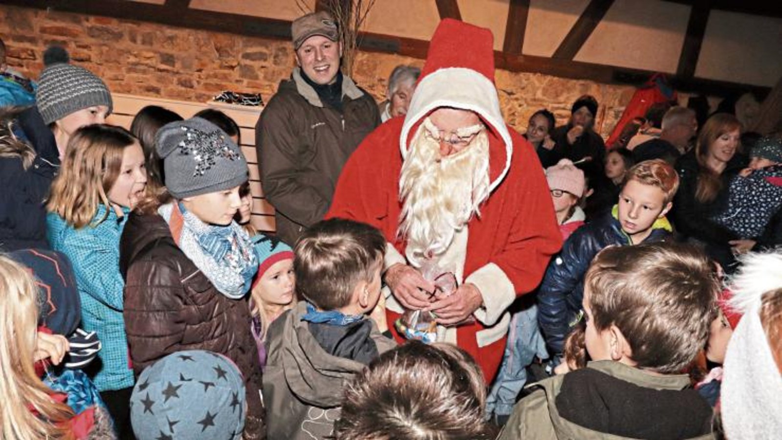 Der Nikolaus hatte in der Oberriexinger Kelter alle Hände voll zu tun. Foto: Gergen Der Nikolaus hatte in der Oberriexinger Kelter alle Hände voll zu tun. Foto: Gergen