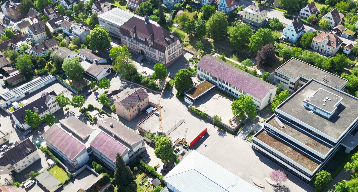 Vaihingen, Schulcampus Kernstadt mit Schlossbergschule, rechts Ferdinand-Steinbeis-Realschule FSR und vorne Stadthalle, Drohnenbild, Luftbild mit Drohne
