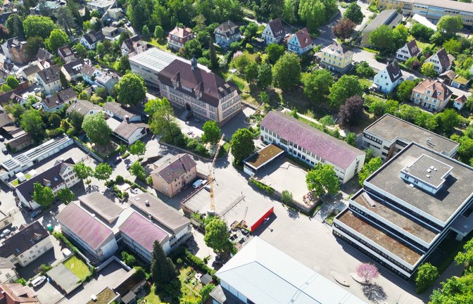 Die Parkplätze im Schulhof von Schlossbergschule und Ferdinand-Steinbeis-Realschule in der Bildmitte fallen weg. Dort werden Containerklassenzimmer aufgestellt. Über die Frage, wo die Lehrkräfte künftig parken sollen, wird im Gemeinderat kontrovers diskutiert.  <span class='image-autor'>Foto: Küppers</span>