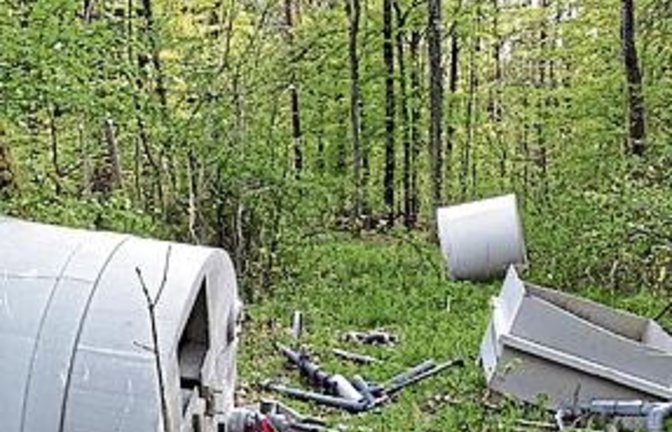 Ein Tank samt Rohrleitungssystem im Wald entsorgt. Foto: p