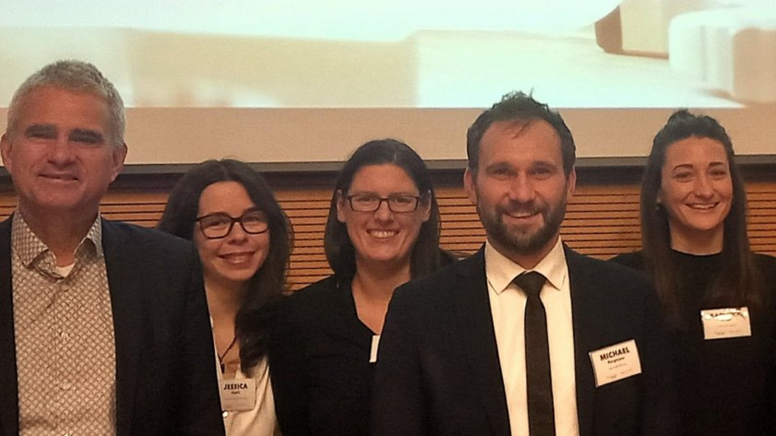 Bürgermeister Holger Albrich (links) begrüßt das Team des neuen Kindergartenträgers um Geschäftsführer Michael Bergmann (rechts daneben) im Kulturhaus. Foto: Glemser Bürgermeister Holger Albrich (links) begrüßt das Team des neuen Kindergartenträgers um Geschäftsführer Michael Bergmann (rechts daneben) im Kulturhaus. Foto: Glemser