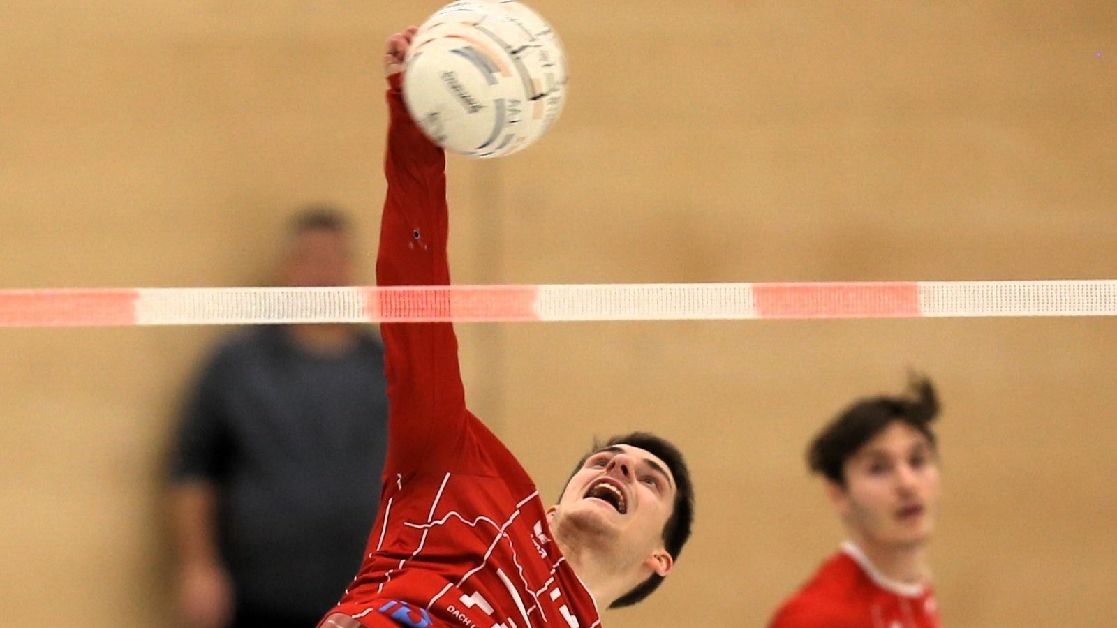 Jakob Kilpper muss am Zweitschlag des TV Vaihingen immer dann angreifen, wenn Hauptschlag Johannes Jungclaussen (rechts) vom Gegner aus dem Spiel genommen wird. Foto: Küppers
