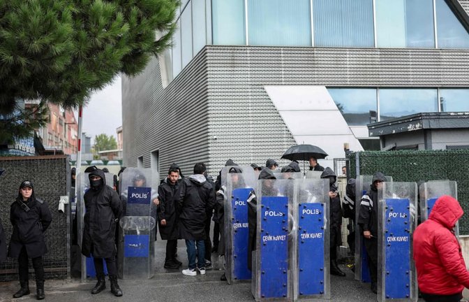 Vor dem Hauptquartier des Fernsehsenders steht die Polizei. Nach einer Razzia hat die Regierung in der Türkei den Sender unter die eigene Kontrolle gebracht.<span class='image-autor'>Berk Ozkan/afp</span>