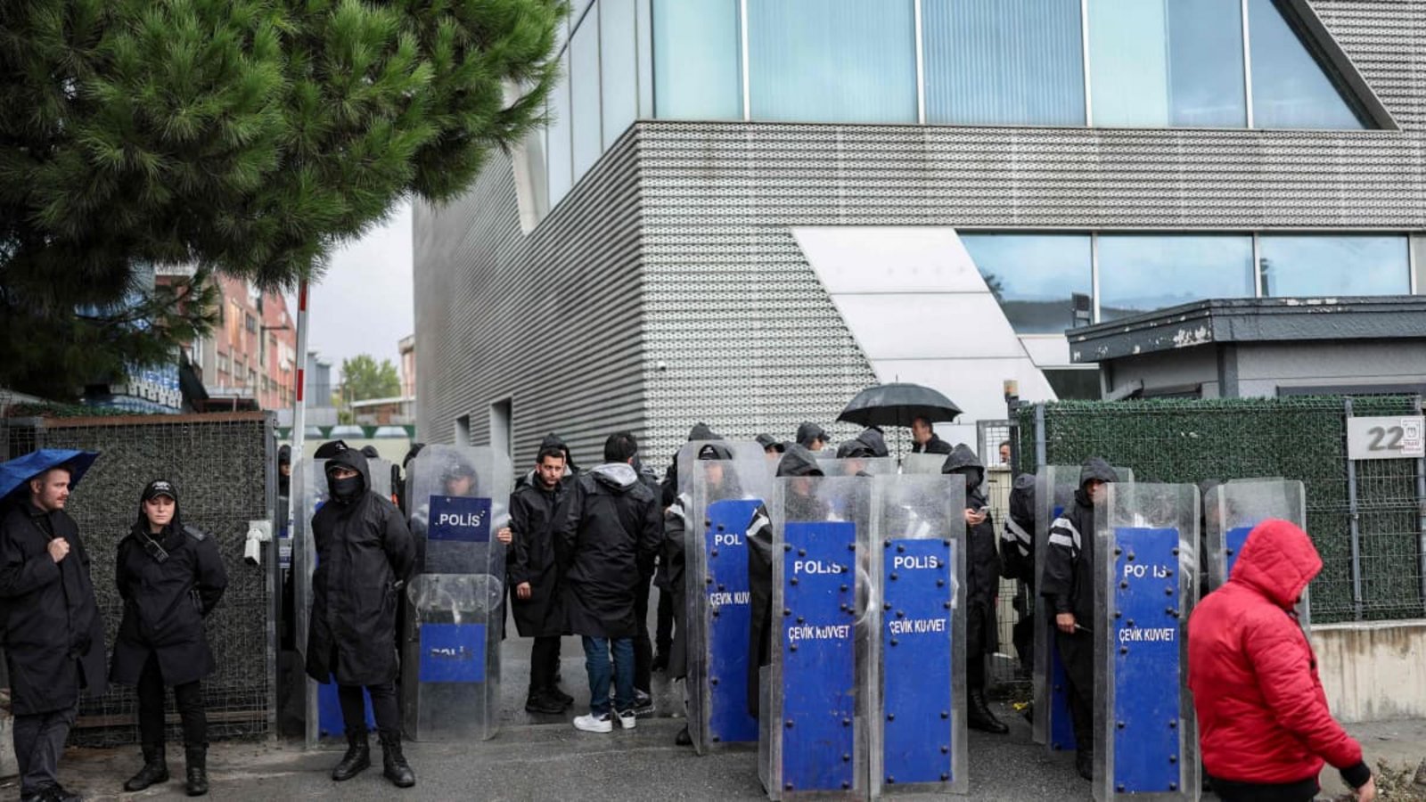 Vor dem Hauptquartier des Fernsehsenders steht die Polizei. Nach einer Razzia hat die Regierung in der Türkei den Sender unter die eigene Kontrolle gebracht.Berk Ozkan/afp