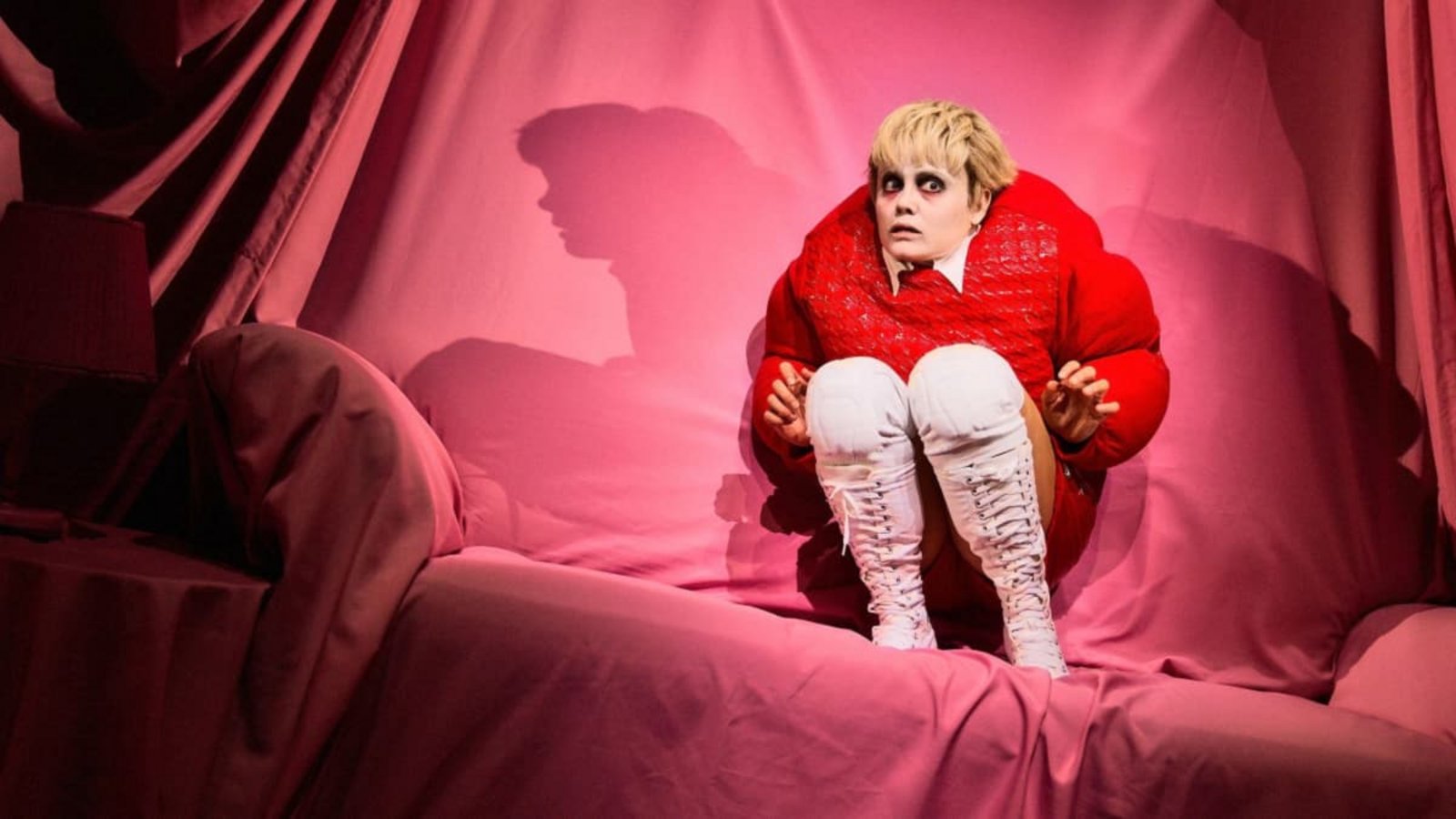 „Die Welt im Rücken“ von Thomas Melle, inszeniert von Lucia Bihler im Schauspielhaus Stuttgart, wurde zum Berliner Theatertreffen eingeladen,&nbsp; vor allem auch der großartigen Schauspielerin wegen:&nbsp; Paulina Alpen.Julian Baumann