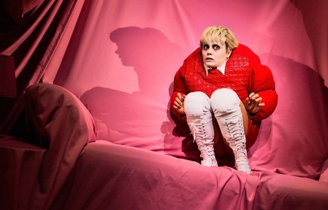 „Die Welt im Rücken“ von Thomas Melle, inszeniert von Lucia Bihler im Schauspielhaus Stuttgart, wurde zum Berliner Theatertreffen eingeladen,&nbsp; vor allem auch der großartigen Schauspielerin wegen:&nbsp; Paulina Alpen.<span class='image-autor'>Julian Baumann</span>
