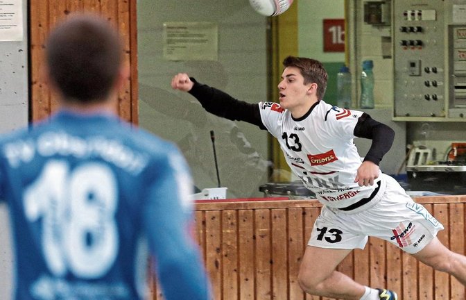 Links, rechts – im Spiel gegen Schweinfurt-Oberndorf hatten Jakob Kilpper und seine Mitspieler ihre liebe Not mit der Abwehr.  Foto: Archiv/Küppers