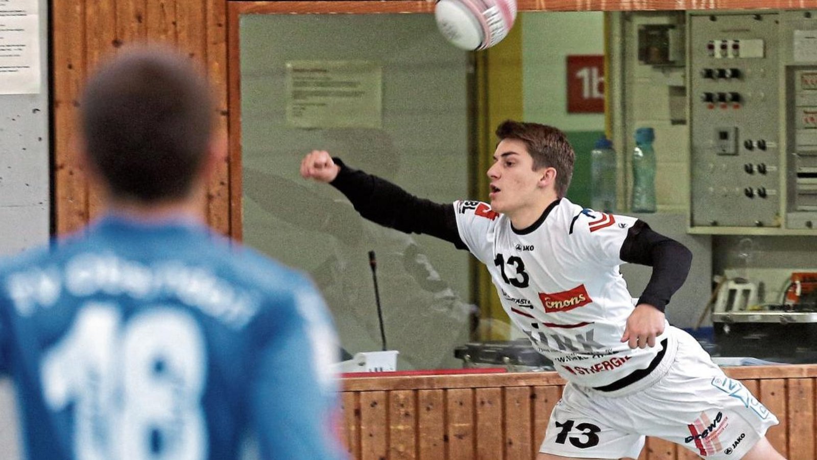 Links, rechts – im Spiel gegen Schweinfurt-Oberndorf hatten Jakob Kilpper und seine Mitspieler ihre liebe Not mit der Abwehr. Foto: Archiv/Küppers Links, rechts – im Spiel gegen Schweinfurt-Oberndorf hatten Jakob Kilpper und seine Mitspieler ihre liebe Not mit der Abwehr. Foto: Archiv/Küppers