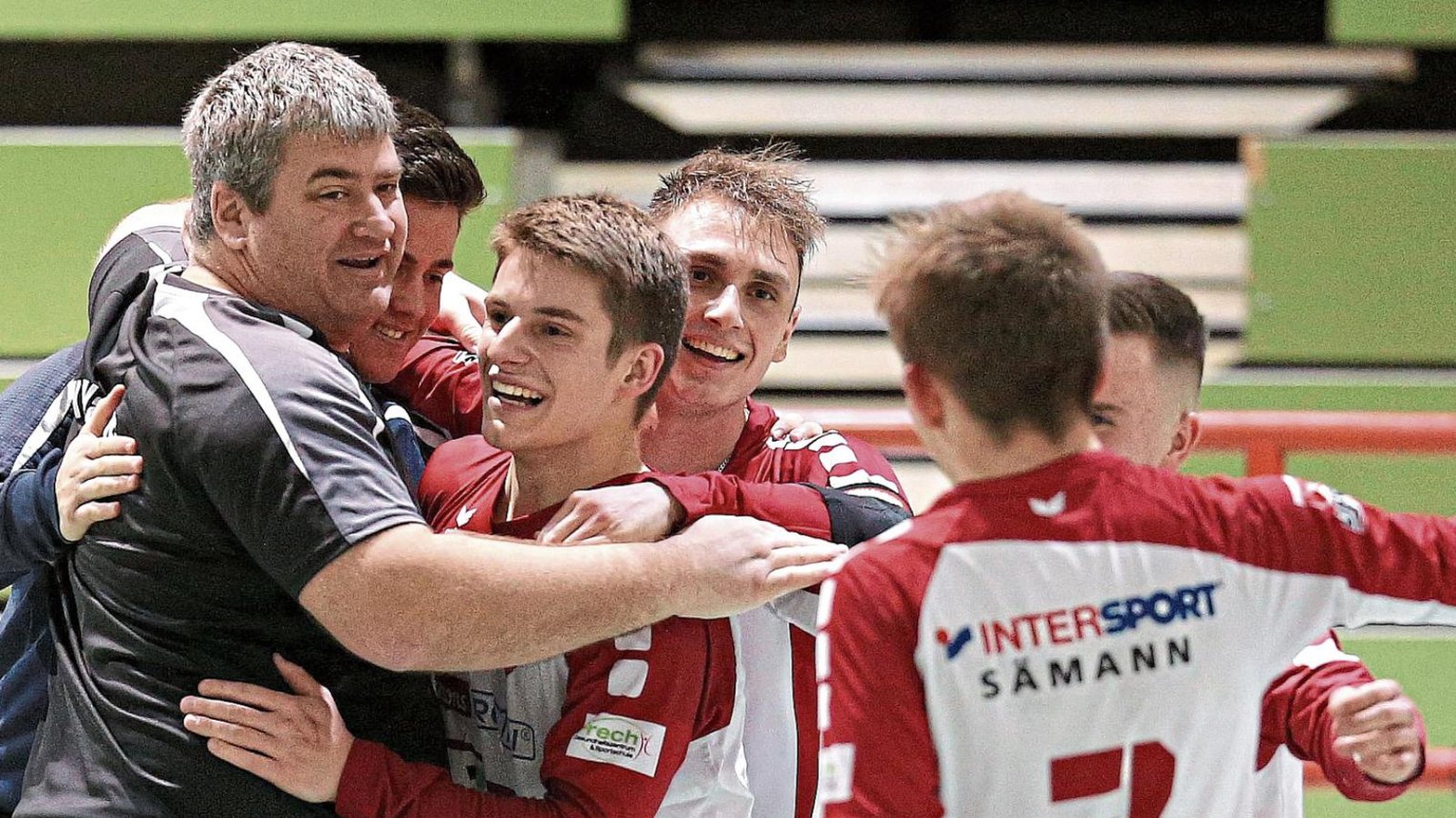 Erlösender Jubel nach dem vorweihnachtlichen Sieg: Die Faustballer des TV Vaihingen haben mit dem 5:1-Erfolg gegen den TV Waibstadt einen riesigen Schritt zum Klassenerhalt gemacht. Foto: Küppers
