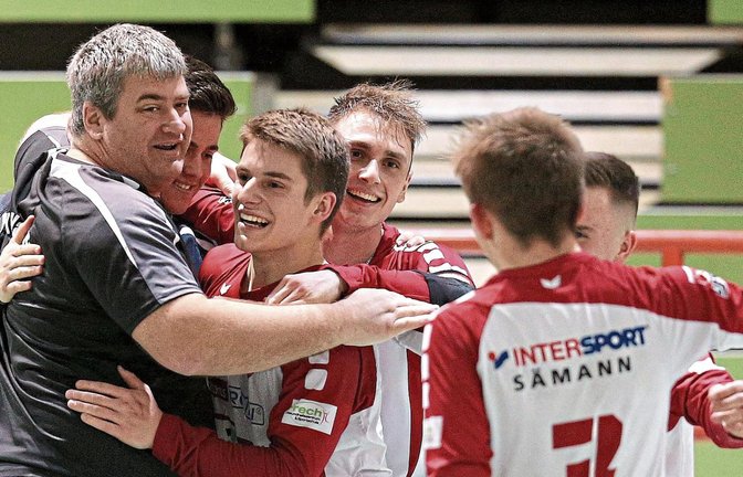 Erlösender Jubel nach dem vorweihnachtlichen Sieg: Die Faustballer des TV Vaihingen haben mit dem 5:1-Erfolg gegen den TV Waibstadt einen riesigen Schritt zum Klassenerhalt gemacht. Foto: Küppers