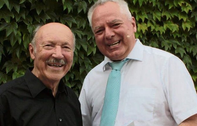 Bürgermeister Fiedler (rechts) verleiht Hermann Albrecht die Ehrenbürgerwürde. Foto: Friedrich