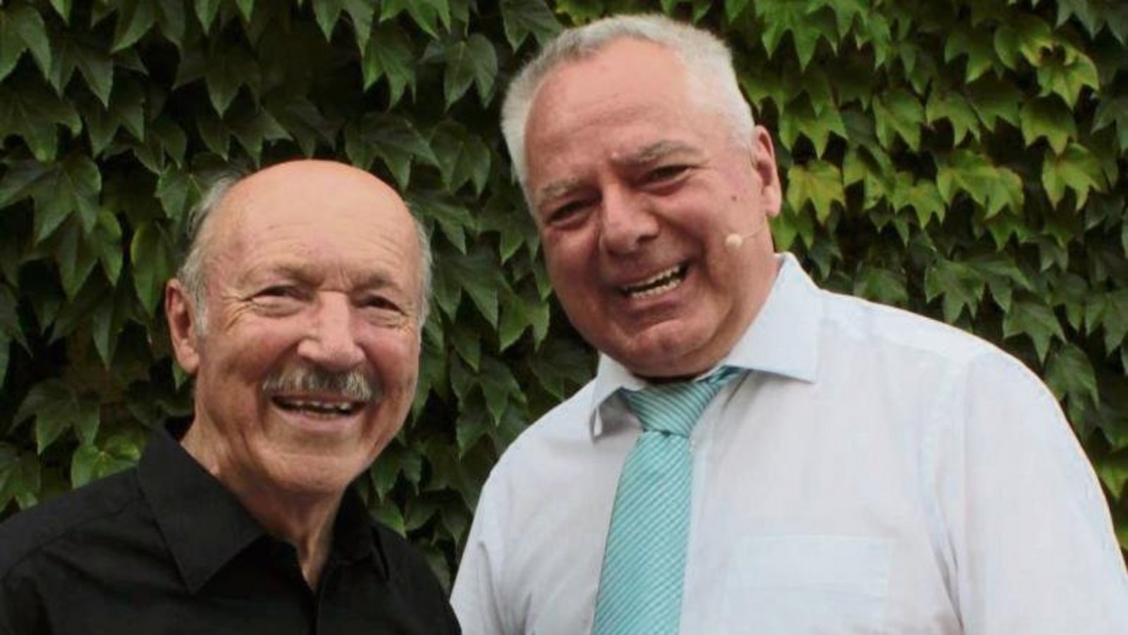 Bürgermeister Fiedler (rechts) verleiht Hermann Albrecht die Ehrenbürgerwürde. Foto: Friedrich Bürgermeister Fiedler (rechts) verleiht Hermann Albrecht die Ehrenbürgerwürde. Foto: Friedrich