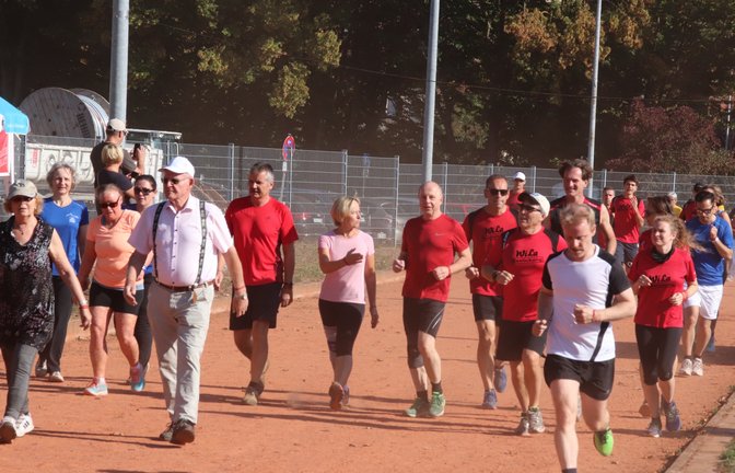 Mitmachen, Spaß haben und Gutes tun: Am Sonntag (16. Juni) findet der 18. Inklusions-Lauf der Lebenshilfe Vaihingen-Mühlacker auf dem Vaihinger Egelsee-Sportplatz statt. Los geht der Tag um 9.30 Uhr mit einem ökumenischen Gottesdienst. Zwischen 10 und 16 Uhr können auf der 369 Meter langen Aschenbahn Runden gedreht werden – laufend oder gemütlich spazierend, im Sportdress oder in Freizeitkluft, mit Freunden, alleine oder im Familienverbund. Pro Runde wird dann ein Euro gespendet. Schirmherr Dr. Markus Rösler: „Die Einnahmen und Spenden kommen der Lebenshilfe und ihrer gemeinnützigen, vorbildlichen sozialen Arbeit zugute.“ Anmeldung direkt am Sportplatz neben dem Verkehrsübungsplatz. Die Wetteraussichten sind ideal für die Veranstaltung. Die Siegerehrung um 17 Uhr wird mit einer „After-Run-Party“ verbunden. Beim Inklusions-Lauf 2018 (Foto) sind rund 11 000 Euro an Spenden zusammengekommen. (aa)  <span class='image-autor'>Foto: Arning</span>