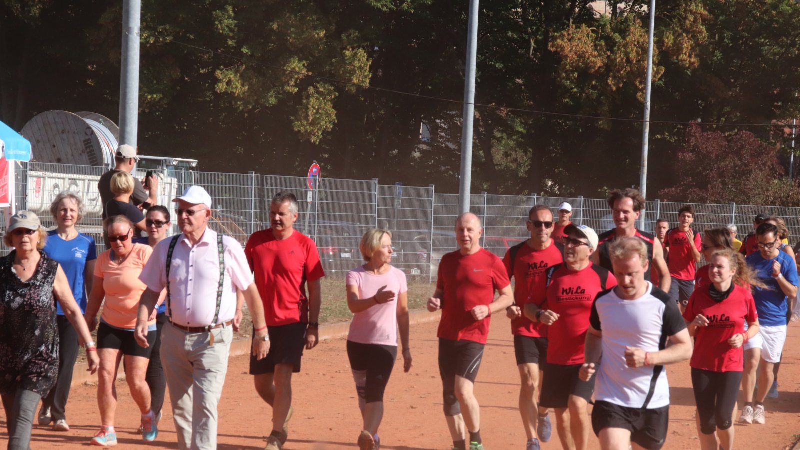 Mitmachen, Spaß haben und Gutes tun: Am Sonntag (16. Juni) findet der 18. Inklusions-Lauf der Lebenshilfe Vaihingen-Mühlacker auf dem Vaihinger Egelsee-Sportplatz statt. Los geht der Tag um 9.30 Uhr mit einem ökumenischen Gottesdienst. Zwischen 10 und 16 Uhr können auf der 369 Meter langen Aschenbahn Runden gedreht werden – laufend oder gemütlich spazierend, im Sportdress oder in Freizeitkluft, mit Freunden, alleine oder im Familienverbund. Pro Runde wird dann ein Euro gespendet. Schirmherr Dr. Markus Rösler: „Die Einnahmen und Spenden kommen der Lebenshilfe und ihrer gemeinnützigen, vorbildlichen sozialen Arbeit zugute.“ Anmeldung direkt am Sportplatz neben dem Verkehrsübungsplatz. Die Wetteraussichten sind ideal für die Veranstaltung. Die Siegerehrung um 17 Uhr wird mit einer „After-Run-Party“ verbunden. Beim Inklusions-Lauf 2018 (Foto) sind rund 11 000 Euro an Spenden zusammengekommen. (aa)  Foto: Arning