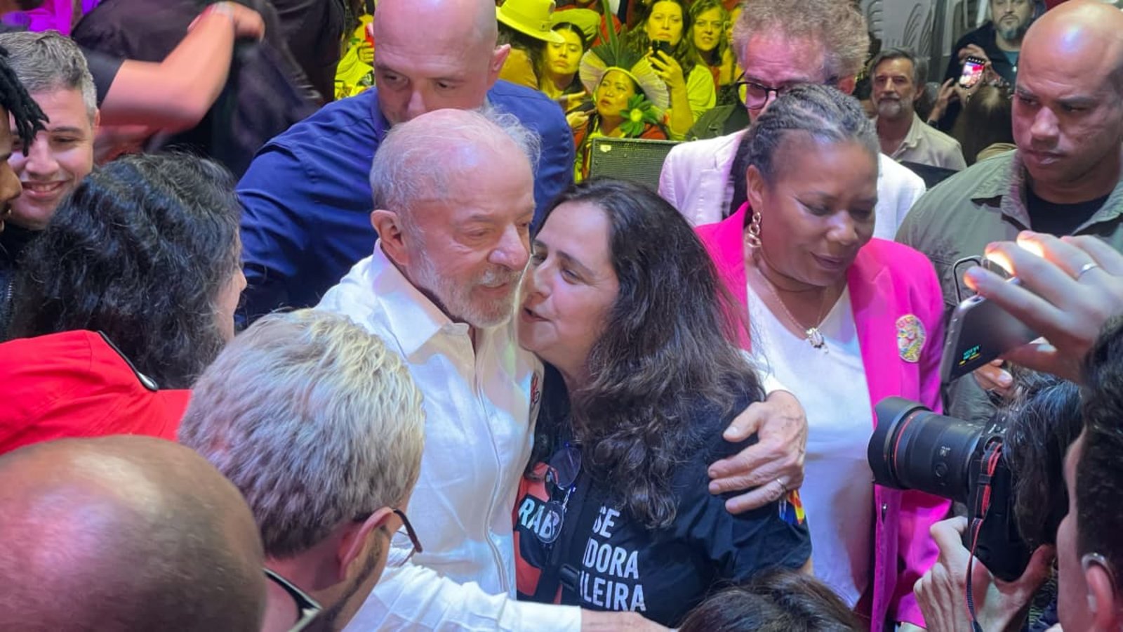 Präsident Lula da Silva mit Künstlerin in Rio de Janeiro. Er sieht sich im Wahlkampf überraschendem Gegenwind ausgesetzt.Tobias Käufer Präsident Lula da Silva mit Künstlerin in Rio de Janeiro. Er sieht sich im Wahlkampf überraschendem Gegenwind ausgesetzt.Tobias Käufer