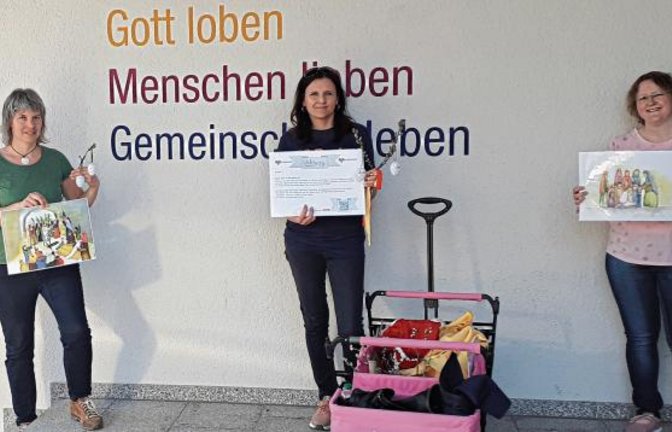 Sonja Mattes (von links), Angela Brosi und Rebekka Reichert haben die unterschiedlichen Stationen des Osterwegs in Hohenhaslach aufgebaut und sich vom evangelischen Gemeindehaus aus mit dem Bollerwagen auf den Weg gemacht.  Foto: Glemser