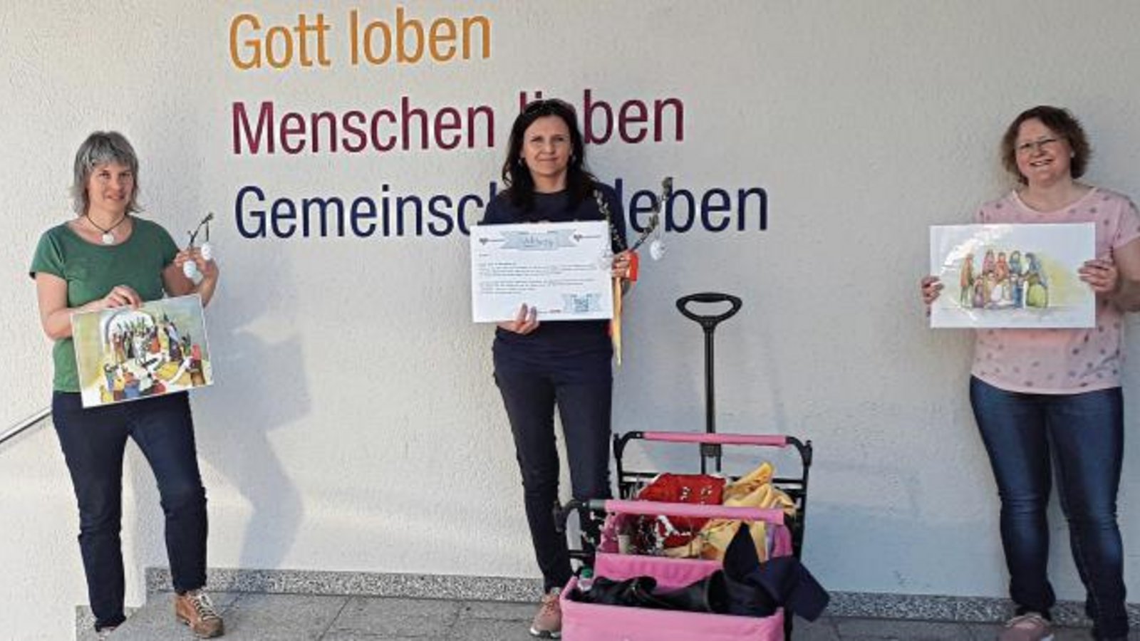 Sonja Mattes (von links), Angela Brosi und Rebekka Reichert haben die unterschiedlichen Stationen des Osterwegs in Hohenhaslach aufgebaut und sich vom evangelischen Gemeindehaus aus mit dem Bollerwagen auf den Weg gemacht. Foto: Glemser Sonja Mattes (von links), Angela Brosi und Rebekka Reichert haben die unterschiedlichen Stationen des Osterwegs in Hohenhaslach aufgebaut und sich vom evangelischen Gemeindehaus aus mit dem Bollerwagen auf den Weg gemacht. Foto: Glemser