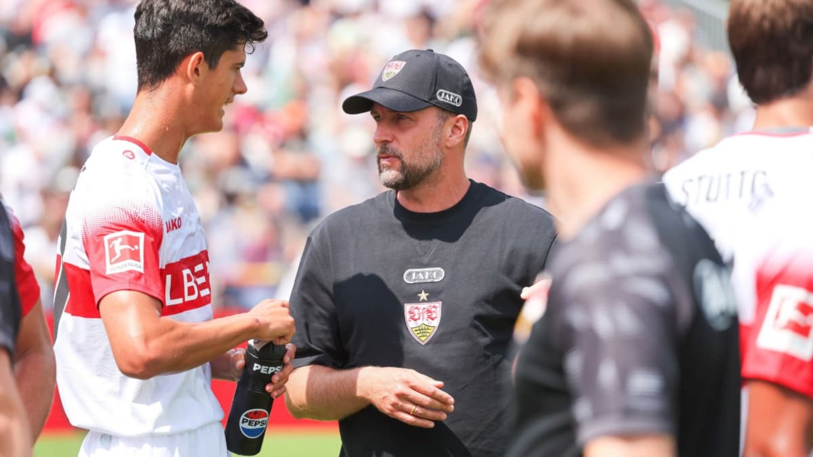 Trainer Sebastian Hoeneß und Chema Andres beim ersten Testspiel des VfB Stuttgart bei der TSG Balingen.Alexander Keppler
