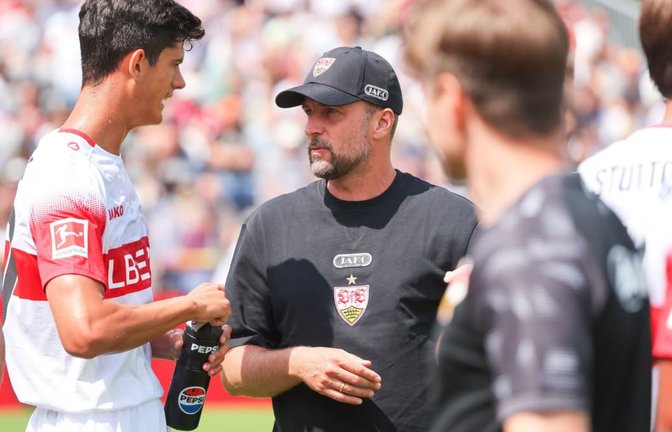 Trainer Sebastian Hoeneß und Chema Andres beim ersten Testspiel des VfB Stuttgart bei der TSG Balingen.<span class='image-autor'>Alexander Keppler</span>