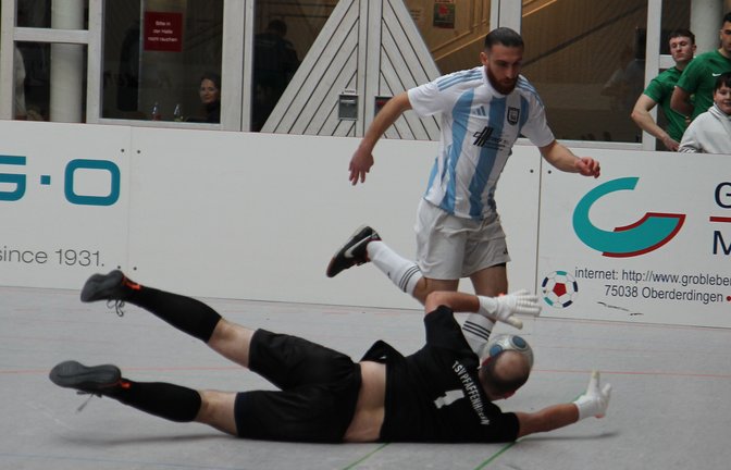 Fatih Esen (rechts) vom VfB Vaihingen dribbelt Pfaffenhofens Keeper aus. Ein Tor fällt in dieser Szene aber nicht. <span class='image-autor'>Foto: Dittrich</span>