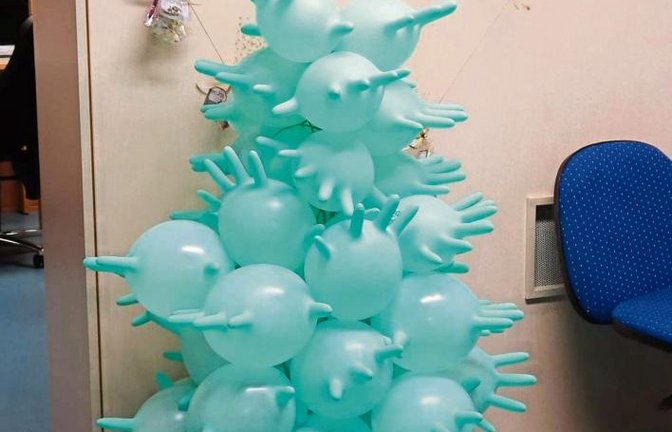 Ein Weihnachtsbaum zum Aufpusten. Mit dieser kreativen Version des Christbaums ist ein Dienstzimmer im Vaihinger Karl-Gerok-Stift geschmückt.  Foto: Rücker